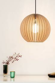 Hochwertige designerleuchten im online shop von exklusivleuchten.de moderne leuchten, exklusive lampen im edlen look oder eine lampe im landhaus stil, bei exklusivleuchten.de finden sie alles um aus ihrem heim etwas ganz besonderes zu machen. Hangelampe Aion Jetzt Online Kaufen Satamo De Holz Hangelampe Hange Lampe Hangelampe Wohnzimmer