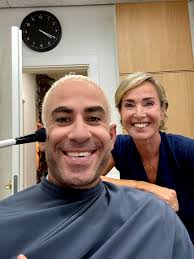 Go' aften Live er tilbage fra sommerferie, og vi glæder os til udsendelsen  — lige efter en tur i sminken 🫶☀️ Se med på TV 2 17.20 eller TV 2 Play.