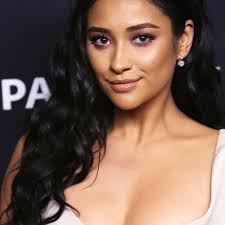 Combing through all the different wedding hairstyles for long hair to find the perfect style for your own big day can seem like a totally endless process. How To Wear Your Hair Down At Your Wedding