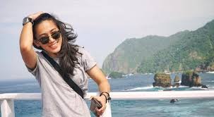 Wanita muda cantik pilot pesawat pribadi. Profil Athira Farina