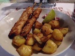 1) se tagliate da voi il petto di pollo, battetelo, in modo da renderlo il più sottile possibile. Spiedini Di Pollo Con Patate Al Forno Picture Of Old Bridgepub Bologna Tripadvisor