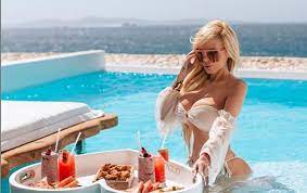 Laura bozzo y cristian zuárez estuvieron juntos durante 17 años hasta que se separaron en el año 2017 luego de que ella lo acusó de infidelidad con adriana amiel. Atrevida Hija De Laura Bozzo Mostro Sus Bubis En Instagram Fotos Miami Diario