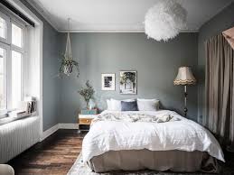 Cette chambre grise est dotée d'un dressing moderne et lumineux et d'un lit élégant, en face du mur abritant la la chambre a été aménagée avec une belle armoire fonctionnelle en blanc et jaune, entourée de deux côtés d'un deuxième coin bureau et d'un meuble de rangement en bois et jaune vif. Jolie Association De Couleurs Blanc Brun Beige Et Gris Bleute Chambre Bleu Et Gris Chambre Grise Et Blanche Deco Chambre Parentale Moderne