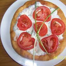 Langos Mit Schafskasecreme Und Tomaten Rezept Rezepte Essen Lebensmittel Essen