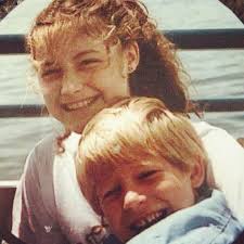 Highly recommend date night with your spouse. Dinner at the dining room of  the new RHIndy gallery was really good. The lobster roll and truffle fries  were amazing, and the butterscotch brûlée