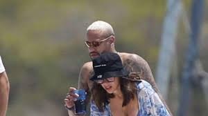 The voice of italy (noto semplicemente come the voice) è un programma televisivo italiano andato in onda dal 2013 al 2019 e dal 2021 in prima serata su rai 2.si tratta della versione italiana del talent show the voice, format olandese trasmesso in tutto il mondo e ideato da john de mol, creatore del grande fratello. Hl7aceohsjnlbm