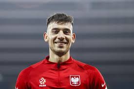 Jakub moder, którego klubem wciąż jest lech poznań, pojawił się na zgrupowaniu reprezentacji polski z zaskakującym prezentem dla każdego z kolegów. A Laczy Nas Pilka