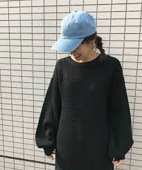 キャップのかぶり方にはコツがある おしゃれな大人女子に学ぶヘアアレンジ術 folk 簡単ヘアアレンジ 前髪 簡単 ヘアアレンジ おしゃれ