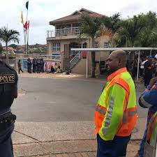 La décharge 💦‏ @ladechargedunet 9 апр. Policeman Injured And Police Vehicles Damaged In Raid On Alleged Drug Kingpin S Durban Home