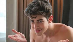 😎Spiderman s'envole tu l'appelles super-héros, ta grand mère s'envole tu  l'appelles sorcière. Soutenons nos talents locaux Svp.🤧