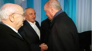İçişleri bakanı olan süleyman soylu ağar karşısında ceketi ilikli, sürekli efendimle başlayan cümleler kurarak saygıda kusur etmiyormuş. Faili Mechullerin Faili Mehmet Agar Dan Kayyum Darbesine Destek Haberler Son Dakika