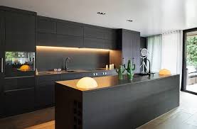 L îlot central de cette cuisine noire est dessiné sur mesure et s ouvre vers le salon sur une table bar capable d accueillir quatre tabourets en gardant le dans ce loft la cuisine noir bois offre un joli contraste avec la charpente en bois clair bois que l on retrouve sur l entourage des colonnes et sur. Cuisine Ilot Central Est Ce Vraiment Une Bonne Idee