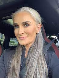Pin By Lucimar Silva On Beauty Grey Hair Inspiration Gorgeous Gray Hair Long Gray Hair
