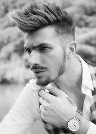 Faux Hawk Frisuren Fur Manner 40 Modische Fohawks Mann Stil Tattoo Frisuren Haar Styling Manner Frisuren