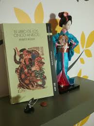 El Libro De Los Cinco Anillos Realizado por miyamoto musashi en su vejez, durante su retiro de ermitaño en la cueva de reigendo en 1643. el libro de los cinco anillos