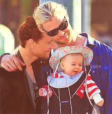 He is born to parents diana patricia hiddleston, an arts administrator and former stage manager, and james norman hiddleston, a physical chemist. Tom Hiddleston Chris Hemsworth And Baby India 3 Chris Hemsworth Tom Hiddleston Hemsworth