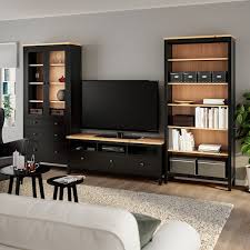 Desain ruang diatas adalah dekorasi ruang tamu untuk rumah modern. Hemnes Kombinasi Storan Tv Hitam Coklat Coklat Muda Kaca Jernih Ikea