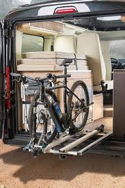 Durch Integrierte Aluminium Zurrschienen Mit Variablen Osen Konnen Gegenstande Auf Der Fahrt Sicher Transpor Wohnmobil Ford Transit Campervan Campingbus Ausbau
