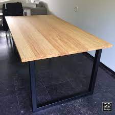 een mooi bamboo tafel blad met zwart gecoate roestvrijstalen poten de poten kunnen naar eigen smaak op willekeurige afstand geplaat eettafel tafels tafelpoten
