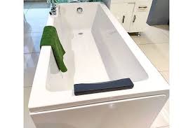 Bila kita menginginkan kamar mandi dengan bathtub maka sebaiknya perlu diketahui tentang ukuran lebar panjang bathtubya, jumlah kebutuhan air bathtub dapat digunakan dengan 2 (dua) cara mandi, yang pertama dengan cara berendam dalam bak bathtub sehingga perlu diisi air penuh dan yang. 8 Desain Gambar Bathtub Minimalis Mewah Menarik Cari Pilihanmu