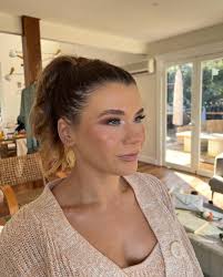 A few weeks ago I spent another beautiful morning at  @wildwoodkangaroovalley getting Elizabeth ready to walk down the isle to  say “I Do” 💍 Photography by @translucent_photography Hair by  @willowhairbychantelle_ #makeup #shellharbourmakeupartist #