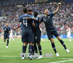 Dàn wags tuyển pháp chưng diện đến điện elysee mừng công. Phap 4 2 Croatia Phap Vo Ä'á»‹ch World Cup 2018 Baotintuc Vn