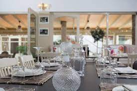 (μεταφορικά) η παρουσίαση μιας μεγάλης ιστορικής περιόδου ή γεωγραφικής έκτασης με οπτικοακουστικό υλικό. Kritikos Gallery Restaurants E Wob Gr