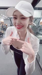 #헬스장 #춤챌린지 #헬린이 #삐그덕 #fyp #추천떠라 #운동일지, 평일저녁은 헬스장이 군부대로 바뀐다.., 어제 퇴근하고 피곤에  쩔어 헬스장에 가서 2시간 빡세게 운동하고 좀 쉬었다가 집에 가려고 했는데 ㅋㅋ릴스 보다가 챌린지 영상 찍고 갔다.. 하… (솔직히  챙피해 죽겠는데 아무도 나 신경 안 쓴다고 생각하고.. 얼굴에 철판깔고 찍음..), ...