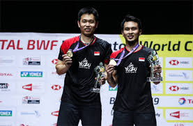 Di babak perempat final ini pia dan rizki kalah dari hye won eom dan ye na jang dalam dua set. Hendra Setiawan Mohammad Ahsan And Kento Momota Win World Championships Badmintonplanet Com