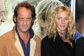 A 16 year old girl, bored with her own age group, becomes involved with an older man at a theatre she passes. Vincent Lindon Decouvrez Les Femmes De Sa Vie Dont Une Seule A Ete Son Epouse Officielle
