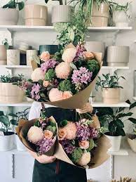 Disbuds Chrysanthemums Roses Snapdragons Queen Annes Laces And Gardenia Foliage In 2020 Sustainable Flowers Fresh Flower Delivery Flower Delivery