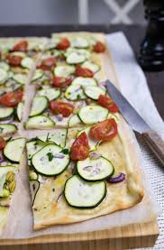 Veganer Zucchini Flammkuchen Rezept Mit Fertigem Teig Rezept In 2020 Flammkuchen Rezept Rezepte Flammkuchen