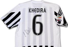 Juventus trikot kaufe dein juventus trikot bei unisport : Sami Khedira Juventus Trikot Signiert