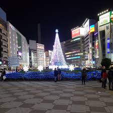 Festive christmas decorations, ornaments, throw pillows, stockings and wreaths are handpicked from around the world. Christmas In Japan Christmas Around The World Whychristmas Com