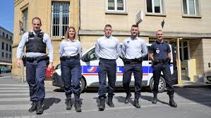 Le policier a rattrapé le voleur et l'a conduit au poste. Les Jeunes Policiers Dans Le Grand Bain A Sedan