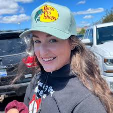 Laura Michelle Lampm (@mrslampman)