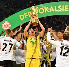 Drei artistische paraden von lukas hradecky hielten frankfurt in schalke im spiel. Pokalfinale Lukas Hradecky Der Grandiose Abgang Von Eintrachts Torwart Titan Welt