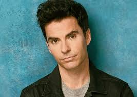 Kelly Jones's Instagram, Twitter & Facebook