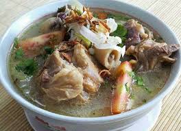 Tumis bawang bombai, bawang putih, dan jahe sampai harum. Sop Iga Racikan Haji Nawi Yang Bikin Ngiler Pontas