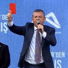 🔴 BÜYÜK SÜPRİZ “KIRMIZI KART” Özgür Özel merakla beklenen büyük sürprizini  açıkladı! CHP Genel Başkanı Özgür Özel, merakla beklenen 'büyük sürpriz'ini  Mersin'de açıkladı. CHP lideri herkesi iktidara 'kırmızı kart' göstermeye  davet etti.