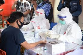 Testing people and then tracing the contacts of those infected is vital to stop the disease from spreading. Jalani Rapid Test Dan Uji Swab 35 Warga Pekanbaru Negatif Covid 19 Riau Tanggap Virus Corona Pemprov Riau