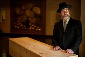 Once everyone has arrived, the funeral typically begins. Jewish Funeral Traditions 15 Important Things You Need To Know