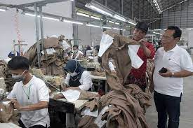 8 para pekerja pabrik garmen dalam demonstrasi menuntut kenaikan upah di depan pabrik garmen brothers fashion limited di dhaka (23/9). Pabrik Garmen Terus Rekrut Pekerja Suara Banyumas