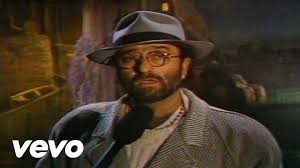 It is dedicated to enrico caruso, an italian tenor. Lucio Dalla Caruso Cantanti Canzoni Musica