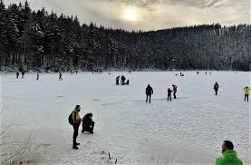 Dolinu, v níž se čertovo jezero nachází, vyryl podle pověsti ďábel, neboť mu dívka, kterou chtěl odnést do pekla, přivázala na ocas velký kámen. Lbtbrjumbtqaam