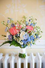 We have many bold colors in spring and summer seasons, and rocking such a bridal bouquet will be natural and embrace the season as well. Blumenstrauss Small Wedding Bouquets Spring Wedding Bouquets Summer Wedding Bouquets
