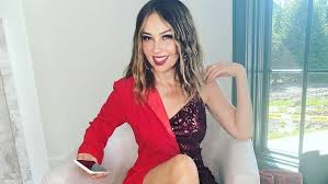 El 31 de mayo de 2013 se emitió el último capítulo de «calle 7», programa juvenil de tvn que contó con queridos personajes que son recordados hasta el día de hoy, como por ejemplo kathy contreras. Asi Baila Thalia En Plena Via Publica Mientras Su Esposo Tommy Mottola La Graba En Un Descuido Meganoticias
