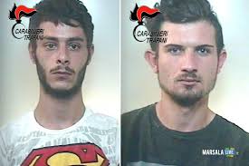 Rubano borsa alla titolare di un esercizio commerciale: arrestati dai  Carabinieri