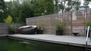 Hoher Sichtschutz Als Holz Als Ruckwand Der Poolterrasse Sichtschutz Holz Sichtschutz Pool Terrasse