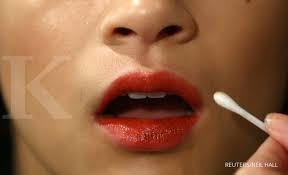 Simak beberapa resep mudah menghilangkan kehitaman pada bibir berikut air mawar yang dicampur dengan madu juga dapat mencerahkan bibir hitam. 4 Cara Menghilangkan Bibir Hitam Bisa Pakai Bahan Alami